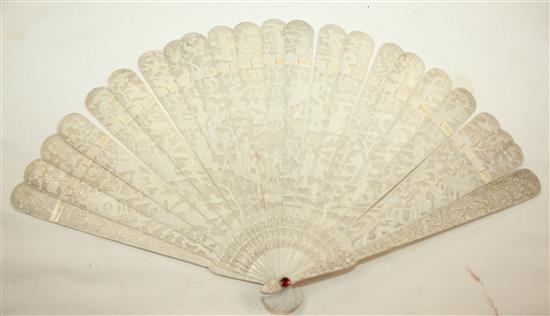 Two Chinese Export brise fans, 19th century, 19cm